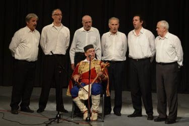 Izvorna-pevačka-grupa-Vlado-Tomanović-i-guslar-Majo-Milošević