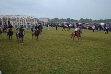 ВЛАСНИЦИ ГРЛА ВАРАЛИ: Поништена мала трка коња на Невесињској олимпијади!