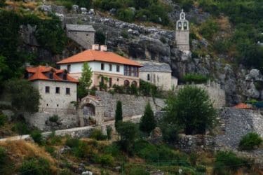 СРБИ НИСУ УСТАВНА КАТЕГОРИЈА: Равно одбија да врати дио имовине манастиру Завала (ВИДЕО)