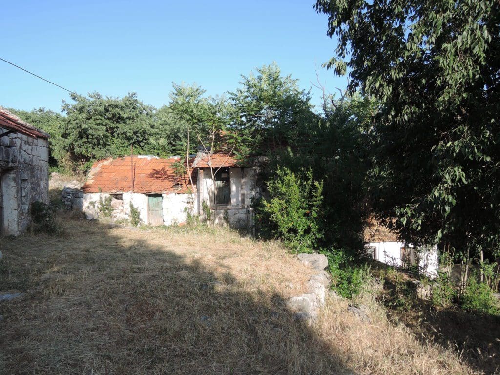 Битуња- српске куће у мртвом селу
