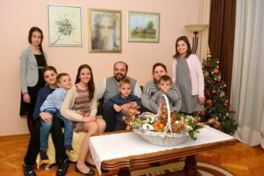 Божић у породици мостарског пароха Радивоја Круља: Дом испуњен љубављу и радошћу