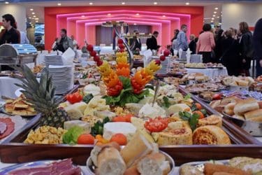 САБОР ВИСОКИХ ЗВАНИЦА: Први требињски фестивал вина и хране (ФОТО)