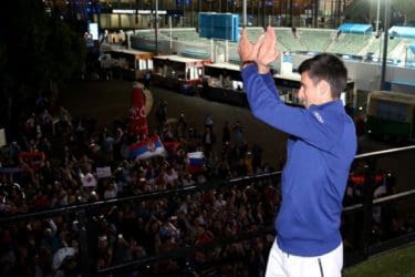 НОЛЕ, МИ ТЕ ВОЛИМО: Српски навијачи прекинули шампионски интервју (ВИДЕО)