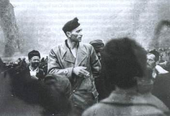 Francetić drži govor seljacima u istočnoj Bosni 194