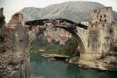 На данашњи дан срушен је Стари мост у Мостару