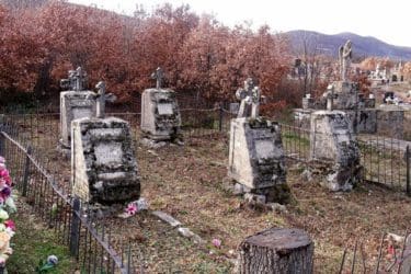 Оживјеле сјенке над руским гробљем у Билећи