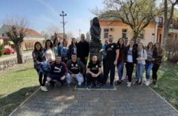 Млади Херцеговци поклонили се испред споменика Саве Владиславића у Сремским Карловцима