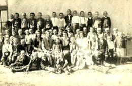 Kiko, Make i Lela Piper sa decom iz skole u Sovljaku 1943
