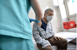 ТРЕЋИ ЧОВЕК: Ко је др Предраг Пешко, хирург који се данас појавио ИСПРЕД КОНА и вакцинисао