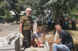НАЧЕЛНИК БИЛЕЋЕ ЗА ПРИМЈЕР: Веселин Вујовић помаже у уређењу дворишта цркве