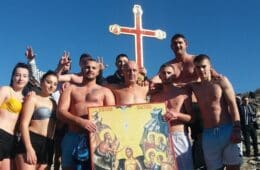 Срђан Леро први допливао до Часног крста у Билећком језеру
