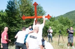 Јадовничани свој десети Часни крст подигли уз јаму Тучић понор код Грачаца