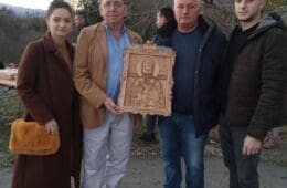 БОЖИЋНИ ПОКЛОН: Мркоњићани даровали икону Светог Василија мјештанима Крушевице код Љубиња (ВИДЕО)