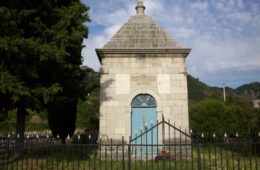 KLOBUK-1-crkva-u-selu-ispod