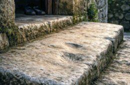 камени праг