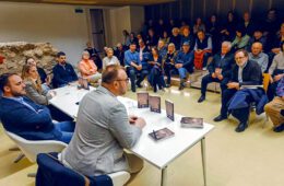 РИМСКА ДВОРАНА ПРЕМАЛА ЗА „ПОПОВО, ДОЛИНУ СУЗА“: У Београду представљена књига историчара Сима Л. Радића 23